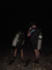 In het donker het water in voor de nachtduik (22kb)