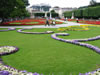 Salzburg: Mirabell Garten bij Schloss Mirabell  met op de achtergond de Festung Hohensalzburg (128kb)