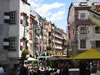 Innsbruck - Het huis links is de Ottoburg uit 1494. Het is deels tegen de stadsmuur gebouwd. Rechts de Goldene Adler, het oudste hotel van de stad (1390) (108kb)