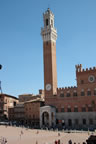 Siena: Piazza del Campo: Palazzo Pubblico with the Torre del Mangia (57kb)