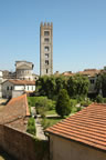 Lucca: Garden of the Palazzo Pfanner and San Frediano Church (94kb)